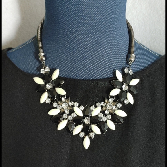 Gunmetal Flower Statement Necklace w/ Earrings - Picture 7 of 7